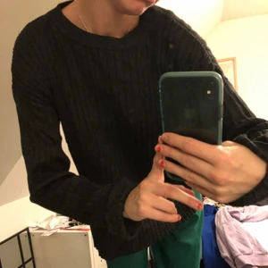 Stickad tröja - Superskön stickad tröja från Zara🖤 storleken är 164 barn men den är mer som en XS