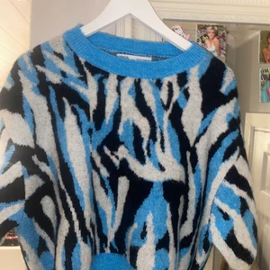 Zara topp - Använt en gång! Stl M men passar nog XS-M beroende på massform. Supersnygg!! Köparen står för frakt!💕