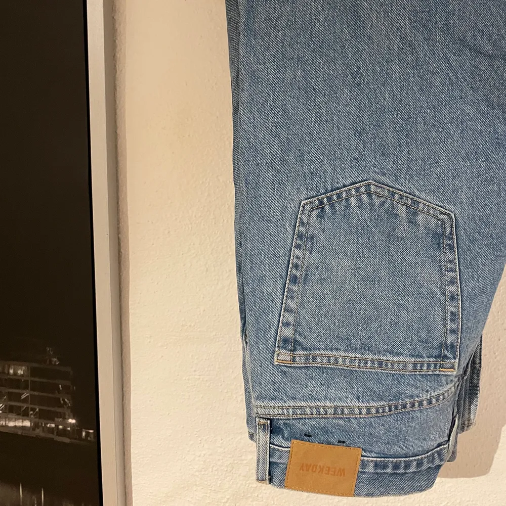 Nästan helt oanvända baggy jeans från weekday. Köpta för 600kr i storlek W29 L32 men passar definitivt även W30. Modell: GALAXY. Jeans & Byxor.