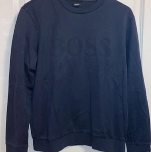 Hugo Boss strl M - Hugo Boss Sweatshirt, strl M men funkar för S, Marinblå och i mycket bra skick 8,5/10