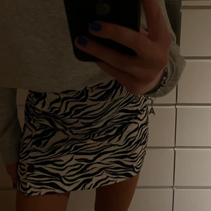 Zebrakjol  - Säljer min snygga zebrarandiga-kjol som har väldigt bra passform !! Strl 40 och passar mig som vanligtvis har S/M🖤🖤 Köparen står för frakt!