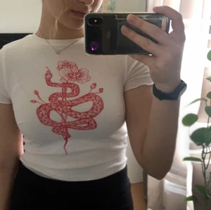 Handmålad tshirt - Handmålad tshirt, säljer tjänsten att måla på kläder inte bara detta plagget 