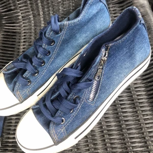 Skor - Blåa ‎jeansfärgade ‎skor, ‏udda ‎utseende. ‏användes ‎inte ‎pga ‎fick ‎i ‎present.