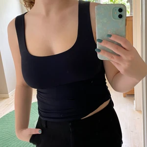 Svart linne - Ett svart linne från Zara som fortfarande har prislapp kvar. Den har ett innertyg vid bröset. Ställ gärna frågor i chatten!