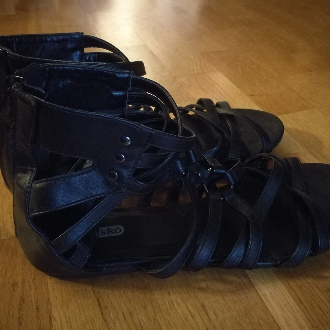 Svarta "rem"-skor (strl 39) - 90