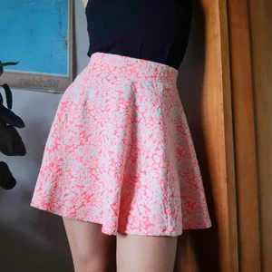 Rosa kjol - Söt neonrosa skater skirt med ett vitblommigt mönster.