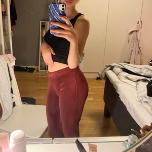 Gina storlek xxs  - Dessa har jag använt ganska mycket de är sönder vid smör grejerna och inget snöre fins,annars e dom sköna och fina 