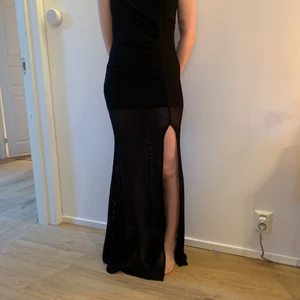 Svart lång klänning  - Svart lång klänning helt oanvänd pga fel storlek, prislappen sitter kvar och den kommer i original förpackning. Min syster är 170 cm lång på bilden. 600kr nypris. 