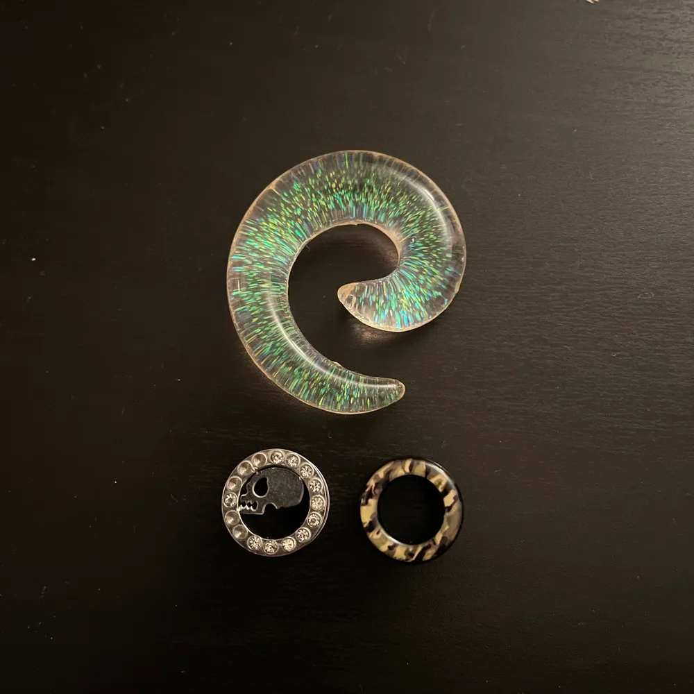 Töjning/tunnlar 12mm. Den silver är i metall och saknar några diamanter, syns dock inte. Dom andra två är i plast. Alla för 50kr eller 20kr/st. Rengör dom noga innan jag säljer. Köparen står för frakt. ✨. Asusteet.