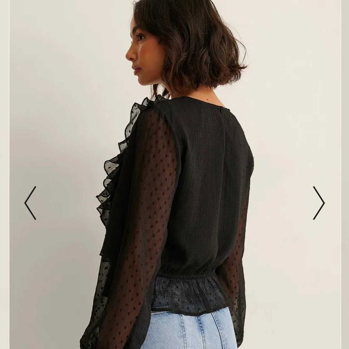 Svart blus med volanger  - 90