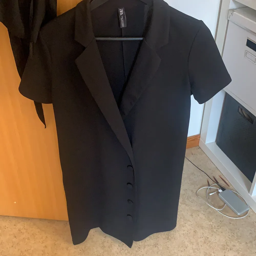 Fin svart kostym liknande klänning ifrån Zara, andvända ca 2 grr. Köparen står för frakt. Klänningar.