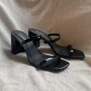 H&M klackskor - Klackskor från H&M i strl 38. Svart lack och aldrig använda utomhus. Nyskick