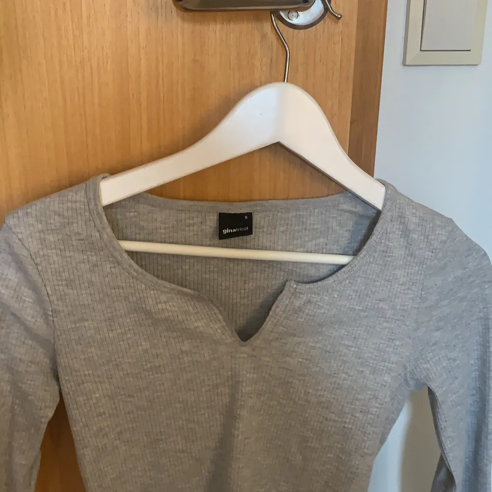 Skön och enkel grå tröja ifrån GinaTricot, andvänd fåtal gånger. Köparen står för frakt . Tröjor & Koftor.