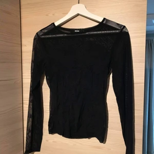 Svart mesh-topp - Toppen är i mesh och har blomster-detaljer, den är i fint skick och i storlek M (passar dock snarare XS-S). Säljer då den inte kommer till användning. Lite svårt att fånga mönstret på bild, så hör av dig för fler bilder eller frågor!💞