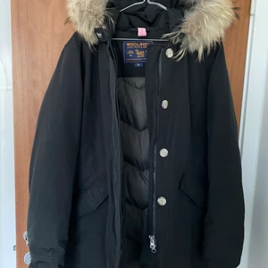 Woolrich jacka stl XL, mer som L  - Svart woolrich jacka i storlek XL, dock är den mer som en L. Avtagbar päls. Använd i 2 år, kemtvättad 