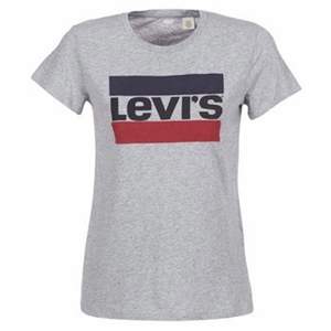 Grå Levis tröja i storlek S! Använd fåtal gånger så är fortfarande i mkt bra skick!  Köparen står för frakten på 48 kr!