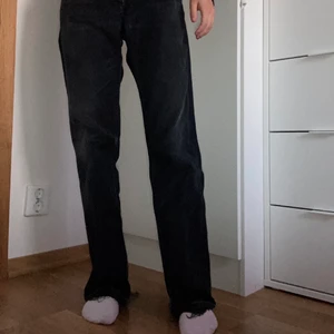 Jeans med stjärnor - Raka jeans med blåa stjärnor på rumpan. Super fina men inte min storlek/: köpte själv på Plick. Säljer för 200 plus frakt. Brukar ha 32-34 i jeans å skulle säga att de här va en storlek för stora💕