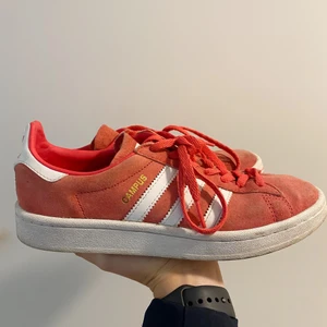 Adidas Campus röda - Adidas Campus Röda ❤️ Bra skick både på insidan och utsidan av skon. Kartong finns inte med. Frakt tillkommer om vi inte kan mötas upp i Växjö, Malmö eller Ystad