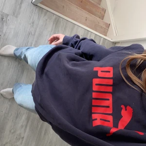 sweatshirt  - Marinblå Puma sweatshirt i storlek M, passar S