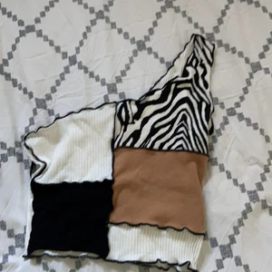 one shoulder topp💘 - en one shoulder topp men vit rygg och mönstring och färg på framsidan, storlek S, använd 1 gång så nästan som ny. 💗