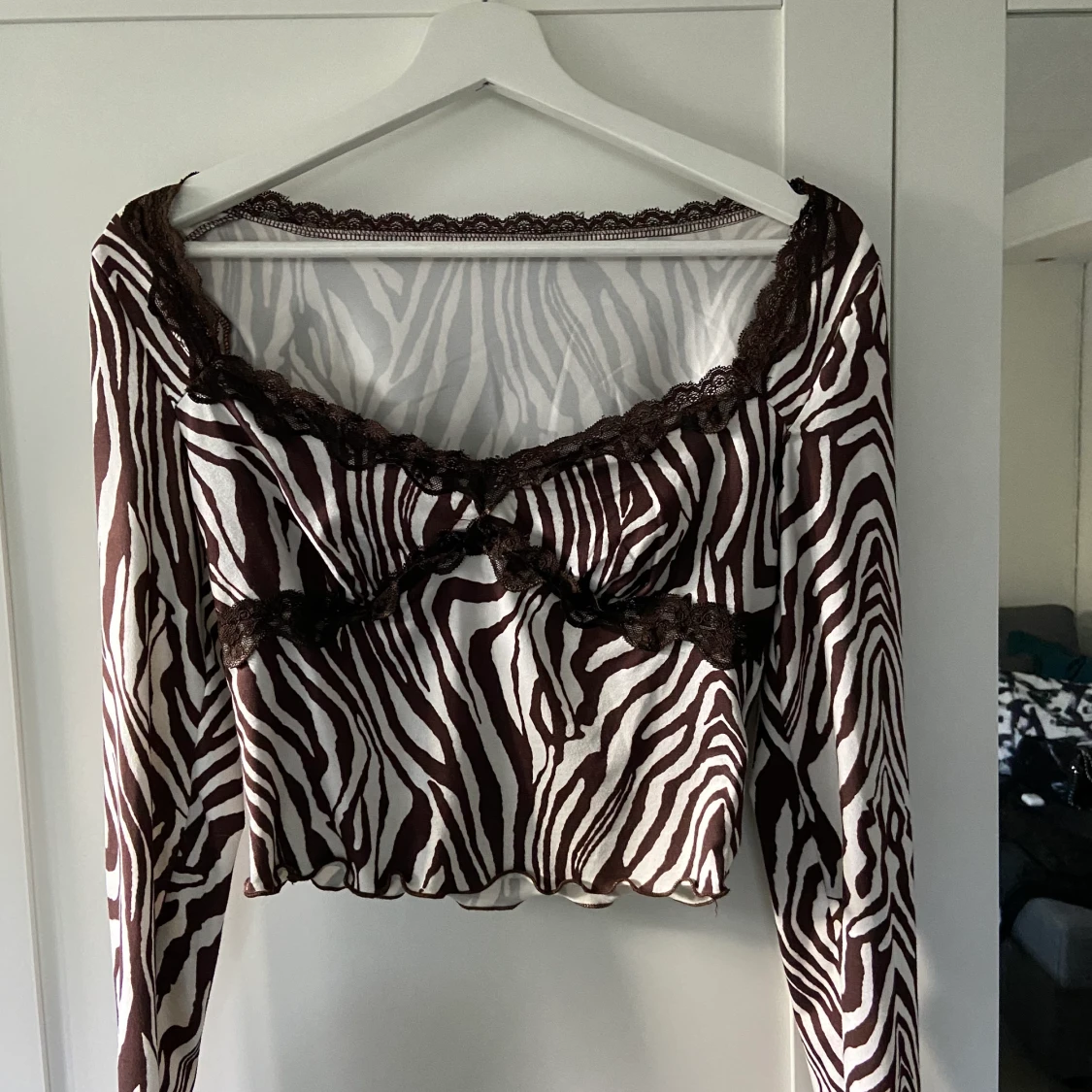 vit/brun randig topp med spets