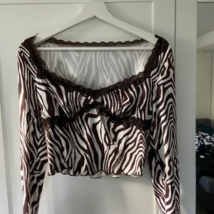 vit/brun randig topp med spets - Säljer denna tröjan, då den aldrig kommit till användning, storlek är S (36), skulle säga att den är sin storlek💗
