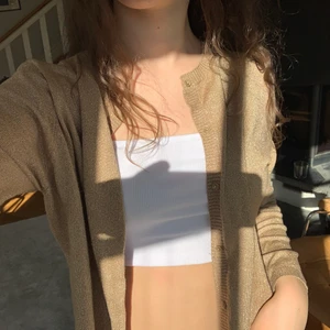 Glittrig kofta i guld  - Gullig oxh glittrig kofta! Skönt tyg och festlig! Lappen är borta så vet inte vart den är ifrån