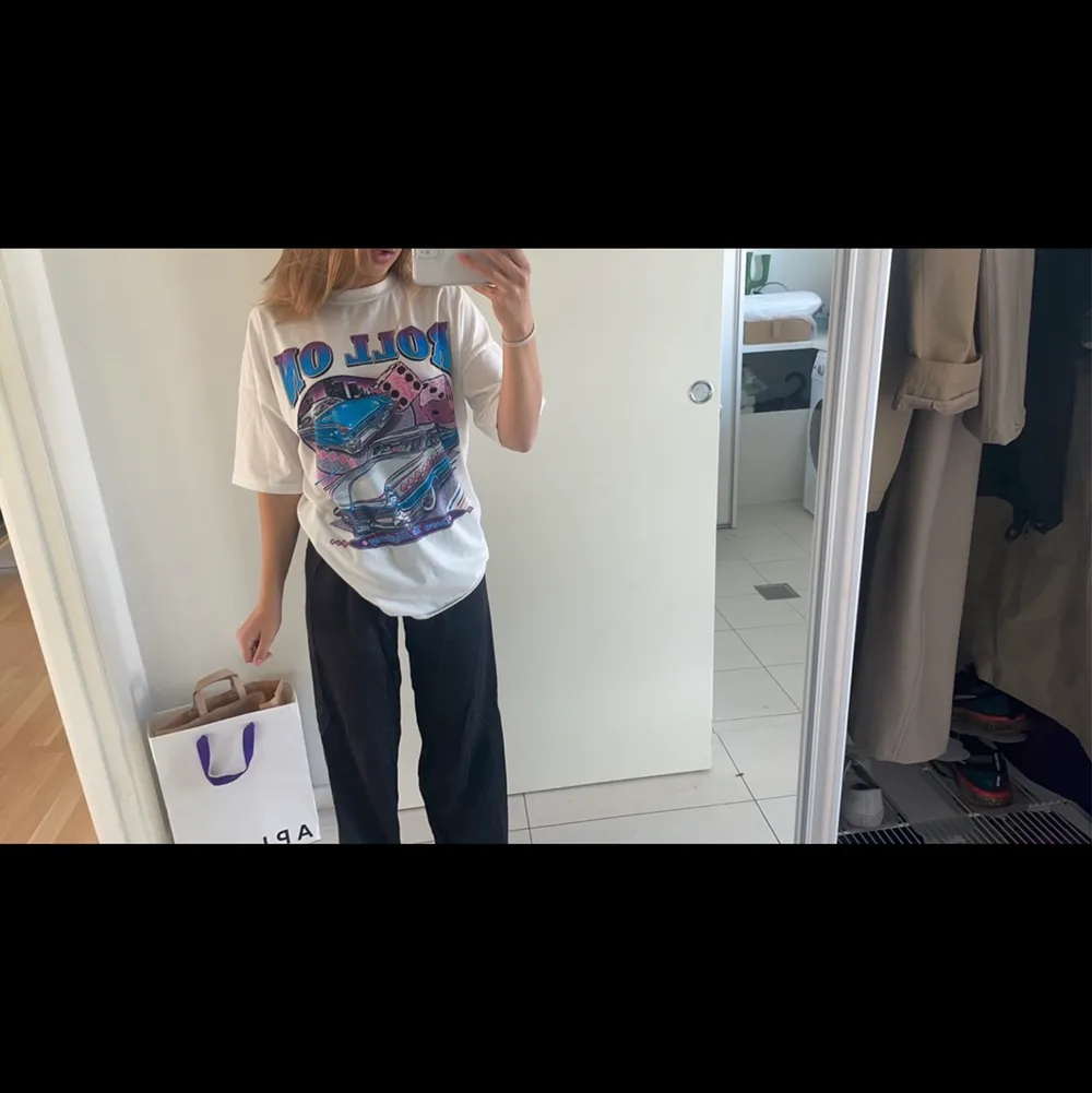 säljer denna oversized t-shirt från shein pga kommer inte till användning. kom privat vid frågor & fler bilder!!. T-shirts.