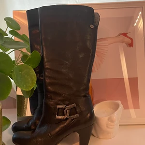 BOOTS🧚🏽‍♀️🧚🏽‍♀️🧚🏼🧚🏼 - Säljer dessa underbara boots perfekta för hösten🍂🍁🍂🍂har 38 och sitter perfekt på mig