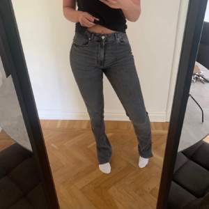 Säljer dessa grå zara jeans med slits då jag har två par likadana. Dom är i storlek 36 och jag är ca 170cm lång, skriv på dm vid intresse🤍