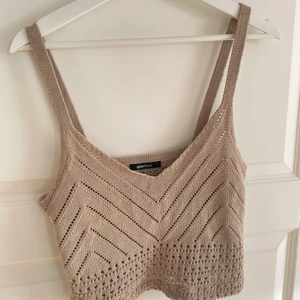 Virkat linne ifrån Gina Tricot - Fint virkat linne ifrån Gina Tricot i en beige färg! Linnet är endast använt vid några enstaka tillfällen! 