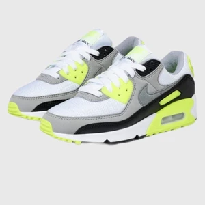 Air Max 90 aldrig använda - Säljer mina air Max 90 som jag använt en gång stl:37 nypris:1500 mitt pris:400 nyskick!