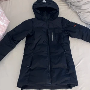 vinterjacka - Säljer min fina vinterjacka från sailracing!  Köpt förra året, endast använd en vinter och är i väldigt bra skick💖 köptes på stadium i nacka för 3200.    Storlek xs men passar mig som oftast bär S 