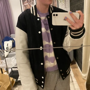 Varsityjacka - Säljer vidare denna vintage varsityjacka jag köpte på plick då jag inte kommer få användning för den tyvärr, den är i tjockt material så man kan lätt ha den på hösten och vintern 😝 strl l men passar som är en storlek s💕