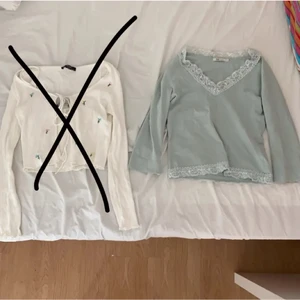 70kr per tröja - En vit topp med en kofta som har blommor på sig från bershka. Grön långtröja med spets runt halsen och vid armarna längst ner från flash. Blå/lila stickad tröja från nakd. Mörkblå långtröja från hm.svart mönstrad genomskinlig tröja. Beige stickad tröja från vero mode. Bra skick på alla och alla är i storlek S. Frakt tillkommer