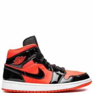 Jordans - Jordan 1 mid hot punch, köpta här på Plick använda en gång superhäftiga😍😍säljer för garderobsrensning