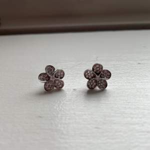 Två små söta örhöngen formade som blommor från guldfynd. Aldrig använda, säljer för 55kr inkl frakt. 