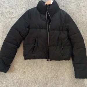 Jacka - Superball jacka jag köpte för något år sedan💓 Från only och är i fint sick! Sitter bra på mig som har xs/s🙌🏽