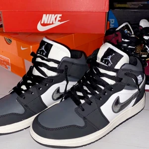 Air Jordan 1 Mid Satin Grey Toe - Nike Air Jordan 1 Mid Satin Grey Toe aldrig använda, endast testade inomhus. Storlek 39 men passar även 38. Replíkor så ej äkta, men identitiska till oroliginal.    Har även ett par Nike  Air Jordan 1 Mid SE Black Dark Beetroot som du kan hitta i min profil. 