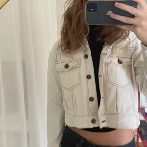 Vit jeans jacka med kontrast sömmar  - Super söt jacka från zara ❤️
