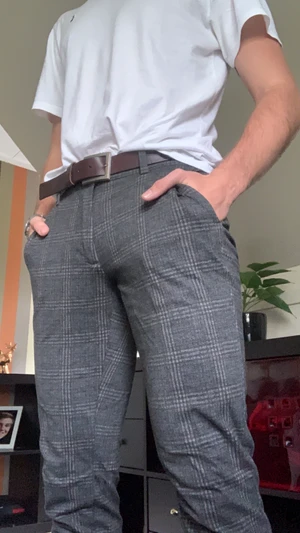 Kostymbyxor  - Rutiga kostymbyxor från Only & Sons. Nypris 300kr. Mycket bekväma byxor, som är väldigt ”stretchiga” . Jag är 180cm och byxorna sitter bra i midjan, men är lite korta i längden.