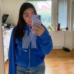 Nike hoodie - Vintage tröja från nike som jag köpt på en second hand butik. Flitigt använd men i väldigt bra skick💓