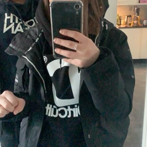 Dirtcult  - Dirtcult hoodie i storlek L men det är tjejstorlek så är väldigt liten i storleken, skulle säga att det är en s/m