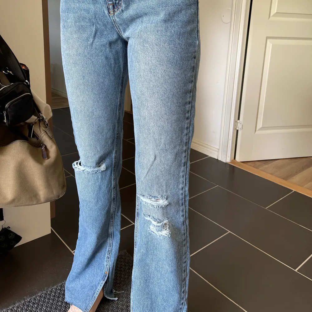 Säljer dessa jeans från Pull & Bear. Slit nertill och i storlek 36. Endast använda 1 gång. Säljer för 120 + frakt. . Jeans & Byxor.