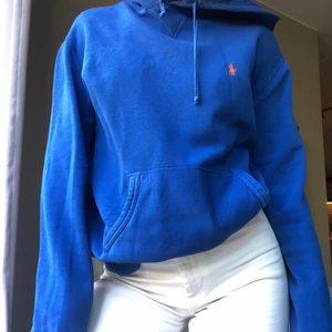 Ralph Lauren Hoodie - Hoodie i herr Strl S, dvs lite oversize för mig som normalt är en dam S. 400kr 💙💙💙 Möts i Sthlm gratis eller så står köparen för frakt. 