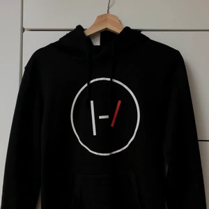 Tøp hoodie  - Merch från Twenty one pilots, Blurryface albumet. Köpt ett par år sedan, har använts ett fåtal gånger så den är i mycket fint skick. PM för frågor/bilder 🧸