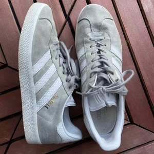 Adidas Gazelle - Ljusgråa adidas gazelle i storlek 40. Använda en del men fortfarande i fint skick. Något smutsiga men går säker göra rent! 
