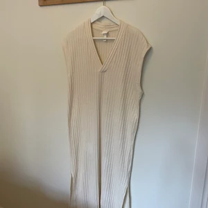 Klänning storlek S H&M  - Fin klänning från H&M. Storlek S. Krämvit.