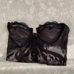 Topp - Topp i storelk s köpt secondhand:) den är i jätte bra skick men lite förliten för mig.