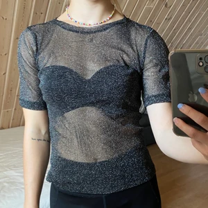 Glittrig topp - Glittrig meshtopp från zara i storlek s. Jättefin och skön, i nyskick! Hör av er vid frågor eller om ni vill ha fler bilder💞